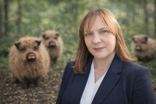 Elizabeth Mackinnon being surveyed by Highland Haggis.